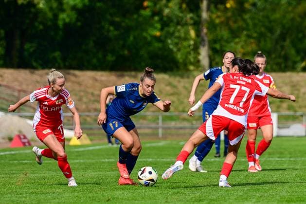 22 09 2024, Football, 2 Womens Bundesliga, 2024 2025, SG 99 Andernach 1 FC Union Berlin Leonie Wäschenbach 17 Andernach dances through the opponents defense Andernach Stadium Rhineland-Palatinate Germany
