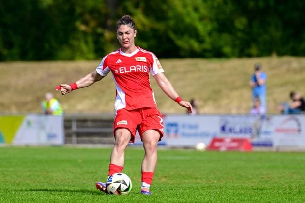 22 09 2024, Football, 2 Womens Bundesliga, 2024 2025, SG 99 Andernach 1 FC Union Berlin Eleni Markou 22 Union Berlin plays the ball Andernach Stadium Rhineland-Palatinate Germany