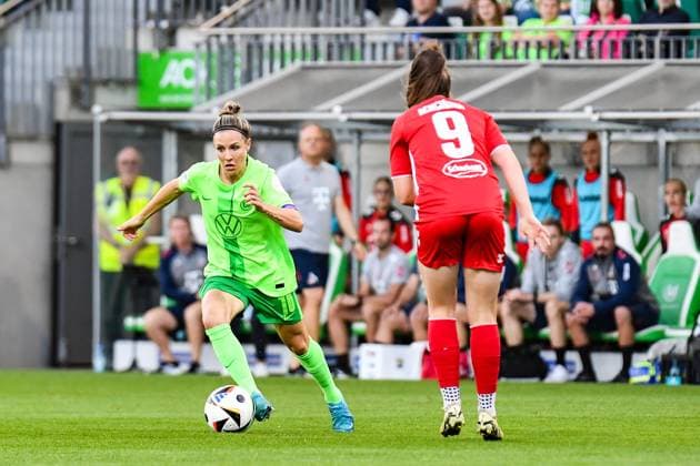 Soccer I Women I Season 2024 2025 I Bundesliga I Matchday 3 I VfL Wolfsburg 1 FC Köln I 22 09 2024 Svenja Huth 10, VfL Wolfsburg puts the ball past Adriana Achcinska 9, 1 FC Köln Wolfsburg AOK Stadion Niedersachsen Germany Copyright: xLobeca InesxHähnelx