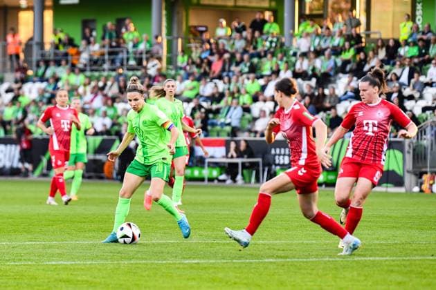 Soccer I Women I Season 2024 2025 I Bundesliga I Matchday 3 I VfL Wolfsburg 1 FC Köln I 22 09 2024 Svenja Huth 10, VfL Wolfsburg dribbles past Sara Agrez 4, 1 FC Köln and Adriana Achcinska 9, 1 FC Köln at the edge of the penalty area Wolfsburg AOK Stadion Niedersachsen Germany Copyright: xLobeca InesxHähnelx