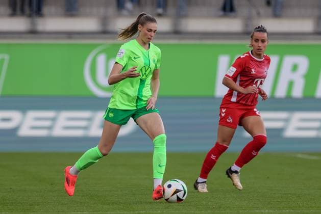 from left Jule Brand VfL Wolfsburg, 29 on the ball, single image, full body, action, action, match scene, Vanessa Leimenstoll 1 FC Köln, 29 , THE DFB REGULATIONS PROHIBIT ANY USE OF PHOTOGRAPHS AS IMAGE SEQUENCES AND OR QUASI VIDEO , 22 09 2024, Wolfsburg Germany , Football, Google Pixel Womens Bundesliga, VfL Wolfsburg 1 FC Köln xobx