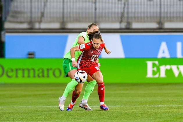 Soccer I Women I Season 2024 2025 I Bundesliga I Matchday 3 I VfL Wolfsburg 1 FC Köln I 22 09 2024 duel Lynn Wilms 2, VfL Wolfsburg vs Dora Zeller 19, 1 FC Köln Wolfsburg AOK Stadion Niedersachsen Germany Copyright: xLobeca InesxHähnelx