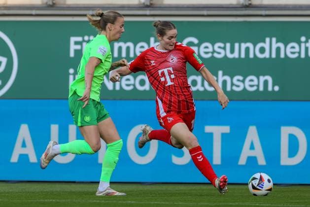 from left Lynn Wilms VfL Wolfsburg, 2 and Taylor Ziemer 1 FC Köln, 18 in a duel, dynamic, action, action, game scene, THE DFB REGULATIONS PROHIBIT ANY USE OF PHOTOGRAPHS AS IMAGE SEQUENCES AND OR QUASI VIDEO , 22 09 2024, Wolfsburg Germany , Football, Google Pixel Womens Bundesliga, VfL Wolfsburg 1 FC Köln xobx