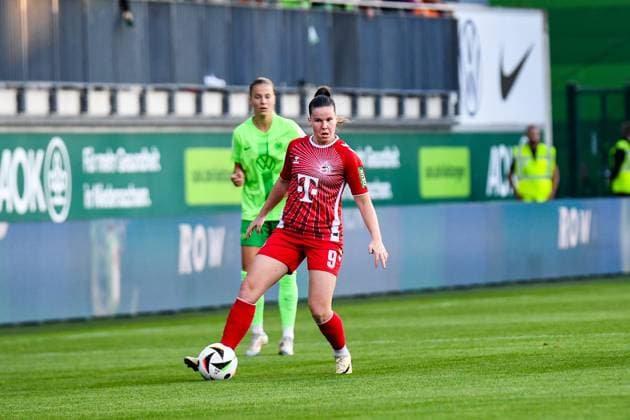Soccer I Women I Season 2024 2025 I Bundesliga I 3 Matchday I VfL Wolfsburg 1 FC Köln I 22 09 2024 Adriana Achcinska 9, 1 FC Köln with ball on foot Crop, close-up, portrait, portrait, single photo, single image, body Wolfsburg AOK Stadion Niedersachsen Germany Copyright: xLobeca InesxHähnelx