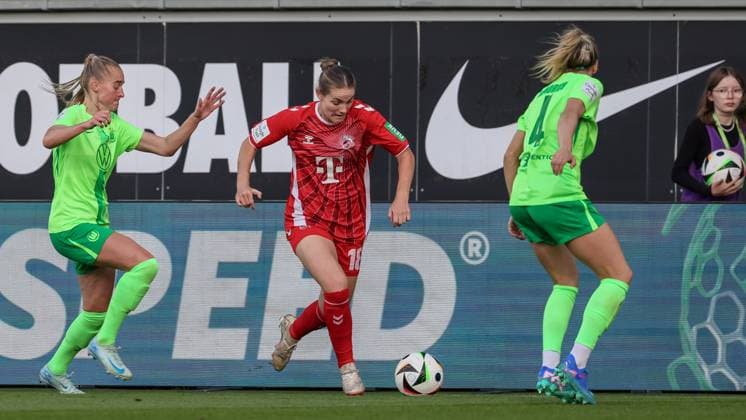 from left Janina Minge VfL Wolfsburg, 6 , Taylor Ziemer 1 FC Köln, 18 and Kathrin Hendrich VfL Wolfsburg, 4 in duel, duel, dynamic, action, action, game scene, THE DFB REGULATIONS PROHIBIT ANY USE OF PHOTOGRAPHS AS IMAGE SEQUENCES AND OR QUASI VIDEO , 22 09 2024, Wolfsburg Germany , Football, Google Pixel Womens Bundesliga, VfL Wolfsburg 1 FC Köln xobx