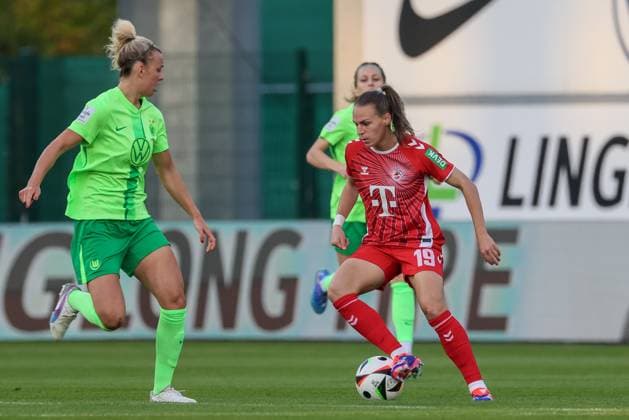 from left Lena Lattwein VfL Wolfsburg, 8 and Dora Zeller 1 FC Köln, 19 in duel, duel, dynamics, action, action, game scene, THE DFB REGULATIONS PROHIBIT ANY USE OF PHOTOGRAPHS AS IMAGE SEQUENCES AND OR QUASI VIDEO , 22 09 2024, Wolfsburg Germany , Football, Google Pixel Womens Bundesliga, VfL Wolfsburg 1 FC Köln xobx