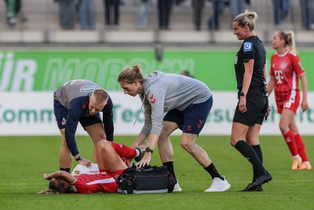 v li Vanessa Leimenstoll 1 FC Köln, 29 being treated for injury, injury, pain, face contorted in pain, lying injured on the ground, injury, pain, face contorted in pain, THE DFB GUIDELINES PROHIBIT ANY USE OF PHOTOGRAPHS AS IMAGE SEQUENCES AND OR QUASI VIDEO DFB REGULATIONS PROHIBIT ANY USE OF PHOTOGRAPHS AS IMAGE SEQUENCES AND OR QUASI VIDEO , 22 09 2024, Wolfsburg Germany , Football, Google Pixel Women Bundesliga, VfL Wolfsburg 1 FC Köln xobx