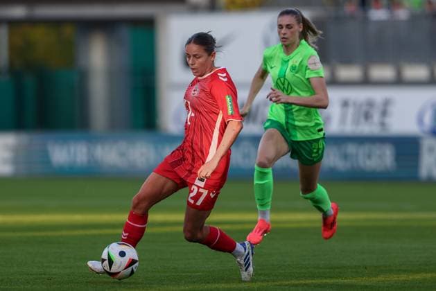 v li Laura Feiersinger 1 FC Köln, 27 on the ball, single image, full body, action, action, match scene, THE DFB GUIDELINES PROHIBIT ANY USE OF PHOTOGRAPHS AS IMAGE SEQUENCES AND OR QUASI VIDEO DFB REGULATIONS PROHIBIT ANY USE OF PHOTOGRAPHS AS IMAGE SEQUENCES AND OR QUASI VIDEO , 22 09 2024, Wolfsburg Germany , Soccer, Google Pixel Women Bundesliga, VfL Wolfsburg 1 FC Köln xobx