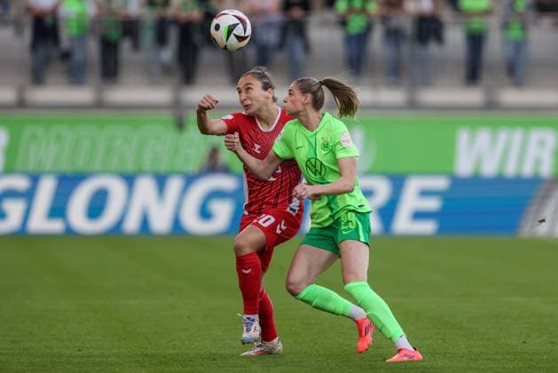 from left Sylwia Matysik 1 FC Köln, 20 and Jule Brand VfL Wolfsburg, 29 in a duel, dynamic, action, action, game scene, THE DFB REGULATIONS PROHIBIT ANY USE OF PHOTOGRAPHS AS IMAGE SEQUENCES AND OR QUASI VIDEO , 22 09 2024, Wolfsburg Germany , Football, Google Pixel Womens Bundesliga, VfL Wolfsburg 1 FC Köln xobx