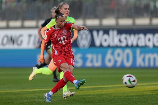 from left Nicole Billa 1 FC Köln, 17 shooting at goal, on the ball, action, action scene, Janina Minge VfL Wolfsburg, 6 , THE DFB REGULATIONS PROHIBIT ANY USE OF PHOTOGRAPHS AS IMAGE SEQUENCES AND OR QUASI VIDEO , 22 09 2024, Wolfsburg Germany , Football, Google Pixel Womens Bundesliga, VfL Wolfsburg 1 FC Köln xobx