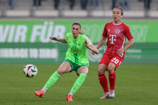 from left Jule Brand VfL Wolfsburg, 29 and Sylwia Matysik 1 FC Köln, 20 in a duel, dynamic, action, action, game scene, THE DFB REGULATIONS PROHIBIT ANY USE OF PHOTOGRAPHS AS IMAGE SEQUENCES AND OR QUASI VIDEO , 22 09 2024, Wolfsburg Germany , Football, Google Pixel Womens Bundesliga, VfL Wolfsburg 1 FC Köln xobx
