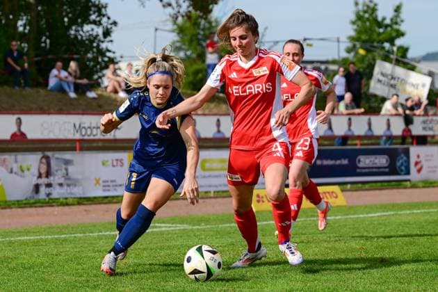 22 09 2024, Football, 2 Womens Bundesliga, 2024 2025, SG 99 Andernach 1 FC Union Berlin Antonia Hornberg 31 Andernach and Marie Becker 4 Union Berlin in a duel for the ball Andernach Stadium Rhineland-Palatinate Germany