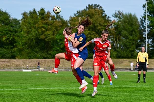 22 09 2024, Football, 2 Womens Bundesliga, 2024 2025, SG 99 Andernach 1 FC Union Berlin Kathrin Schermuly 5 Andernach is put through the wringer here by Lisa Heiseler 7 Union Berlin and Celine Frank 6 Union Berlin Andernach Stadium Rhineland-Palatinate Germany