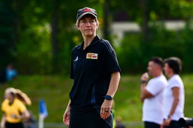 22 09 2024, Football, 2 Womens Bundesliga, 2024 2025, SG 99 Andernach 1 FC Union Berlin Union coach Ailien Poese during the match Andernach Stadium Rhineland-Palatinate Germany