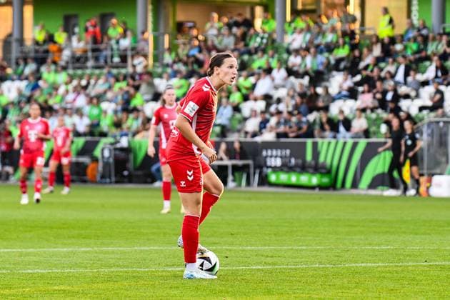 Soccer I Women I Season 2024 2025 I Bundesliga I 3 Matchday I VfL Wolfsburg 1 FC Köln I 22 09 2024 Sara Agrez 4, 1 FC Köln gives instructions to the Cologne goalkeeper Crop, close-up, portrait, portrait, single photo, single image, body Wolfsburg AOK Stadion Niedersachsen Germany Copyright: xLobeca InesxHähnelx