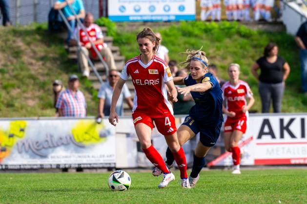 22 09 2024, Football, 2 Womens Bundesliga, 2024 2025, SG 99 Andernach 1 FC Union Berlin Antonia Hornberg 31 Andernach tries to keep Marie Becker 4 Union Berlin Andernach Stadium Rhineland-Palatinate Germany