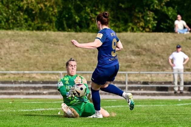 22 09 2024, Soccer, 2 Womens Bundesliga, 2024 2025, SG 99 Andernach 1 FC Union Berlin Cara Bösl 1 Union Berlin holds Leonie Stöhrs shot on goal 9 Andernach Andernach Stadium Rhineland-Palatinate Germany