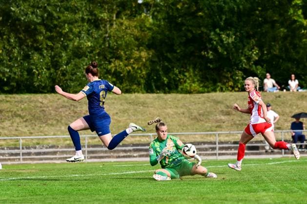 22 09 2024, Soccer, 2 Womens Bundesliga, 2024 2025, SG 99 Andernach 1 FC Union Berlin Cara Bösl 1 Union Berlin holds Leonie Stöhrs shot on goal 9 Andernach Andernach Stadium Rhineland-Palatinate Germany