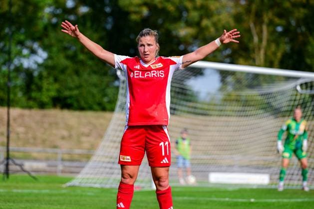 22 09 2024, Football, 2 Womens Bundesliga, 2024 2025, SG 99 Andernach 1 FC Union Berlin Dina Orschmann 11 Union Berlin stands on the pitch with her arms outstretched to block her opponents view during a free kick Andernach Stadium Rhineland-Palatinate Germany