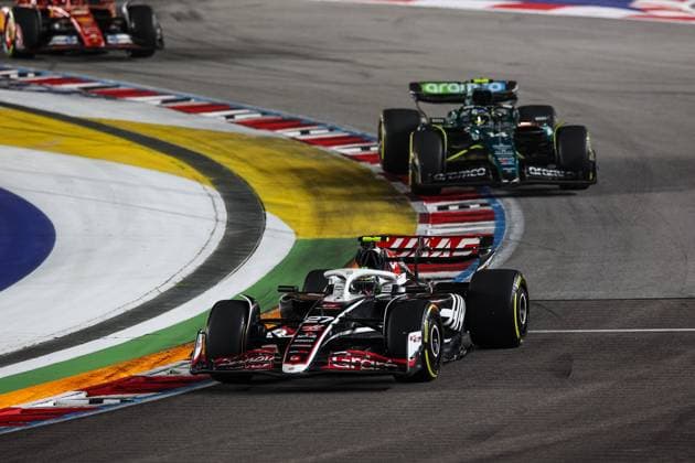 27 HULKENBERG Nico (ger), Haas F1 Team VF-24 Ferrari, action 14 ALONSO Fernando (spa), Aston Martin F1 Team AMR24, action during the Formula 1 Singapore Grand Prix 2024, 18th round of the 2024 Formula One World Championship, WM, Weltmeisterschaft from September 20 to 22, 2024 on the Marina Bay Circuit, in Singapore, Singapore - F1 - SINGAPORE GRAND PRIX 2024 DPPI Panoramic 240922_R18_SINGAPORE_DP_XB3_2193