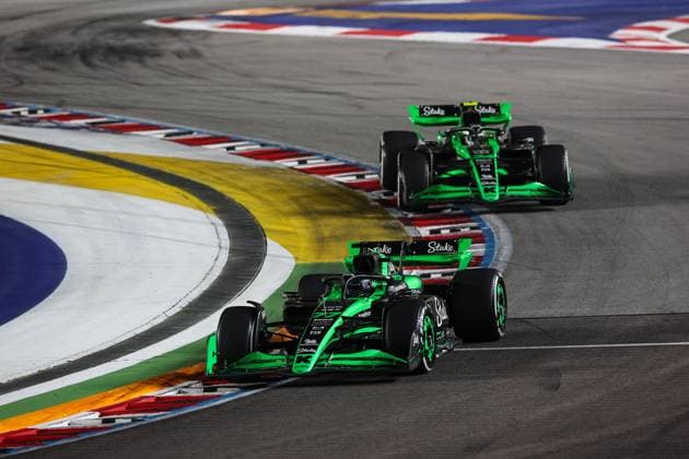 77 BOTTAS Valtteri (fin), Stake F1 Team Kick Sauber C44, action 24 ZHOU Guanyu (chi), Stake F1 Team Kick Sauber C44, action during the Formula 1 Singapore Grand Prix 2024, 18th round of the 2024 Formula One World Championship, WM, Weltmeisterschaft from September 20 to 22, 2024 on the Marina Bay Circuit, in Singapore, Singapore - F1 - SINGAPORE GRAND PRIX 2024 DPPI Panoramic 240922_R18_SINGAPORE_DP_XB3_2230