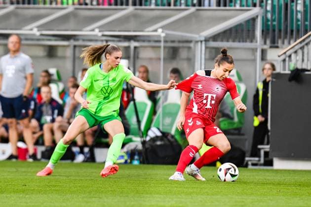 Soccer I Women I Season 2024 2025 I Bundesliga I Matchday 3 I VfL Wolfsburg 1 FC Köln I 22 09 2024 Duel Jule Brand 29, VfL Wolfsburg pulls on the jersey of Sylwia Matysik 20, 1 FC Köln Wolfsburg AOK Stadion Niedersachsen Germany Copyright: xLobeca InesxHähnelx
