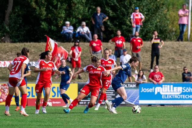 22 09 2024, Football, 2 Womens Bundesliga, 2024 2025, SG 99 Andernach 1 FC Union Berlin Kathrin Schermuly 5 Andernach tries to shield the ball from the opponents Andernach Stadion Rheinland Pfalz Germany