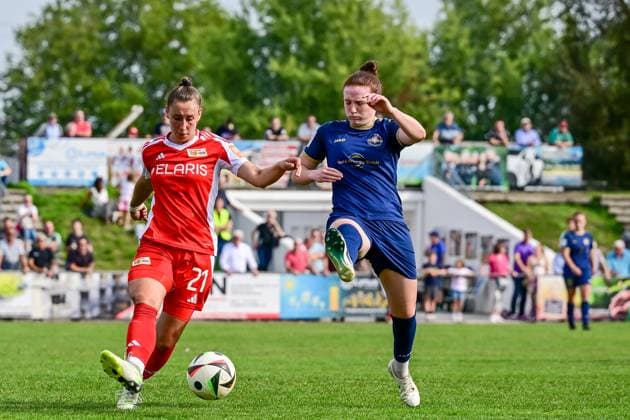 22 09 2024, Football, 2 Womens Bundesliga, 2024 2025, SG 99 Andernach 1 FC Union Berlin Leonie Stöhr 9 Andernach tries to intercept the ball from Anna Weiß 21 Union Berlin Andernach Stadion Rheinland Pfalz Germany