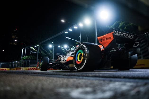 04 NORRIS Lando (gbr), McLaren F1 Team MCL38, action during the Formula 1 Singapore Grand Prix 2024, 18th round of the 2024 Formula One World Championship, WM, Weltmeisterschaft from September 20 to 22, 2024 on the Marina Bay Circuit, in Singapore, Singapore - F1 - SINGAPORE GRAND PRIX 2024 DPPI Panoramic  240922_R18_SINGAPORE_DP_XB5_2412