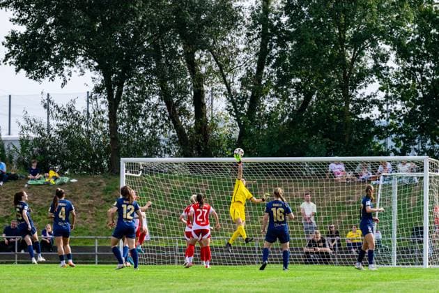 22 09 2024, Soccer, 2 Womens Bundesliga, 2024 2025, SG 99 Andernach 1 FC Union Berlin Laura van der Laan 1 Andernach lifts the ball over the crossbar Andernach Stadium Rhineland-Palatinate Germany