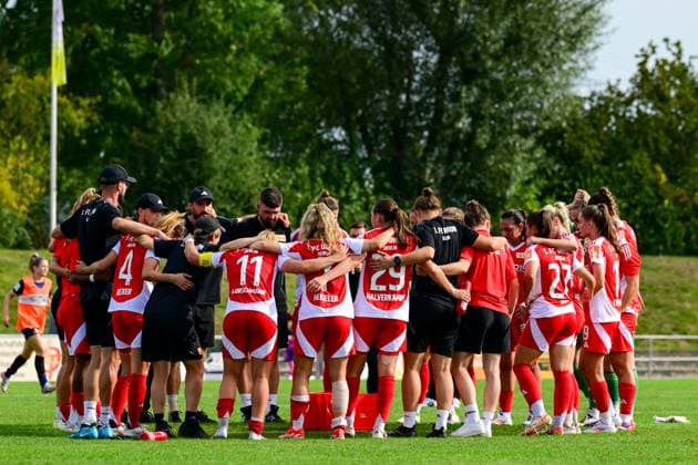 22 09 2024, Football, 2 Womens Bundesliga, 2024 2025, SG 99 Andernach 1 FC Union Berlin The Union Berlin team stands after the victory against the Baker Girls after the match in the team circle Andernach Stadium Rhineland-Palatinate Germany