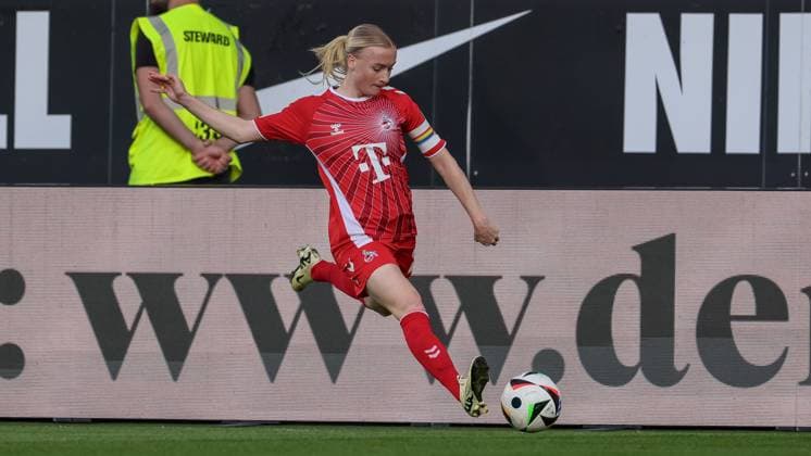 from left Anna Gerhardt 1 FC Köln, 21 on the ball, cropped image, single image, full body, action, action, match scene, THE DFB REGULATIONS PROHIBIT ANY USE OF PHOTOGRAPHS AS IMAGE SEQUENCES AND OR QUASI VIDEO , 22 09 2024, Wolfsburg Germany , Football, Google Pixel Womens Bundesliga, VfL Wolfsburg 1 FC Köln xobx