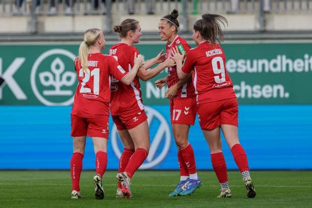 from left players of 1 FC Köln with goal celebration, cheering, jubilant, optimistic, game scene, highlight, joy about the goal to 0 1, THE DFB REGULATIONS PROHIBIT ANY USE OF PHOTOGRAPHS AS IMAGE SEQUENCES AND OR QUASI VIDEO , 22 09 2024, Wolfsburg Germany , Football, Google Pixel Womens Bundesliga, VfL Wolfsburg 1 FC Köln xobx