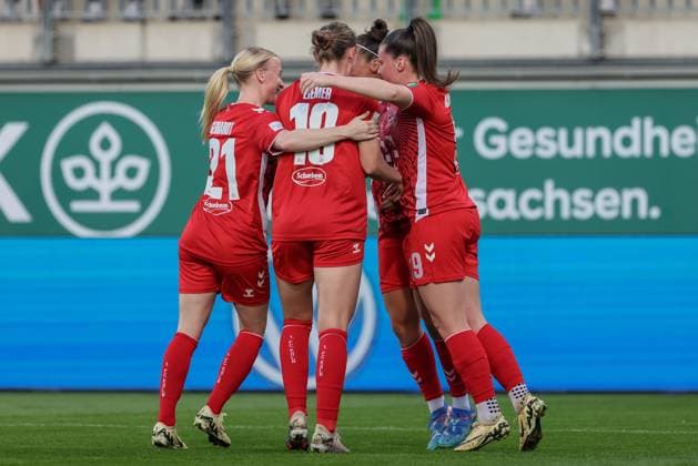 from left players of 1 FC Köln with goal celebration, cheering, jubilant, optimistic, game scene, highlight, joy about the goal to 0 1, THE DFB REGULATIONS PROHIBIT ANY USE OF PHOTOGRAPHS AS IMAGE SEQUENCES AND OR QUASI VIDEO , 22 09 2024, Wolfsburg Germany , Football, Google Pixel Womens Bundesliga, VfL Wolfsburg 1 FC Köln xobx