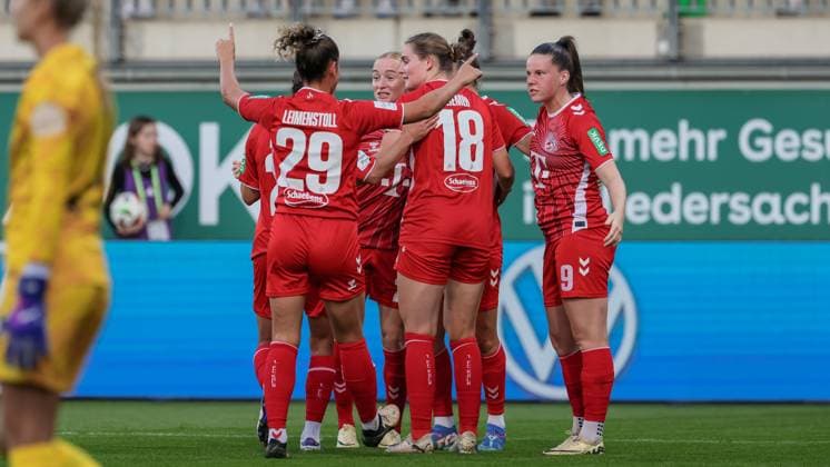 from left players of 1 FC Köln with goal celebration, cheering, jubilant, optimistic, game scene, highlight, joy about the goal to 0 1, THE DFB REGULATIONS PROHIBIT ANY USE OF PHOTOGRAPHS AS IMAGE SEQUENCES AND OR QUASI VIDEO , 22 09 2024, Wolfsburg Germany , Football, Google Pixel Womens Bundesliga, VfL Wolfsburg 1 FC Köln xobx
