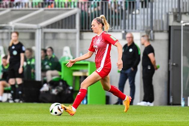 Soccer I Women I Season 2024 2025 I Bundesliga I 3 Matchday I VfL Wolfsburg 1 FC Köln I 22 09 2024 Janina Hechler 28, 1 FC Köln plays the ball Crop, close-up, portrait, portrait, single photo, single image, body Wolfsburg AOK Stadion Niedersachsen Germany Copyright: xLobeca InesxHähnelx