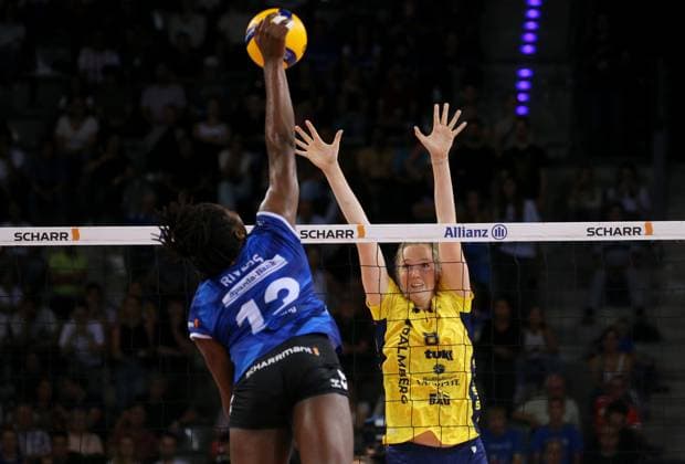 BAU 22 09 2024 Stuttgart Volleyball Supercup Allianz MTV Stuttgart vs SSC Palmberg Schwerin, f l Krystal Rivers Stuttgart , Britte Mayke Stuut Schwerin