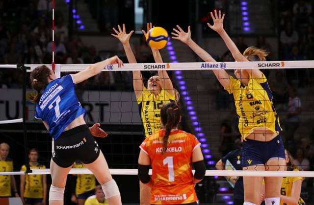 BAU 22 09 2024 Stuttgart Volleyball Supercup Allianz MTV Stuttgart vs SSC Palmberg Schwerin, f l Madelyn Robinson Stuttgart , Hannah Kohn, Britte Mayke Stuut Schwerin
