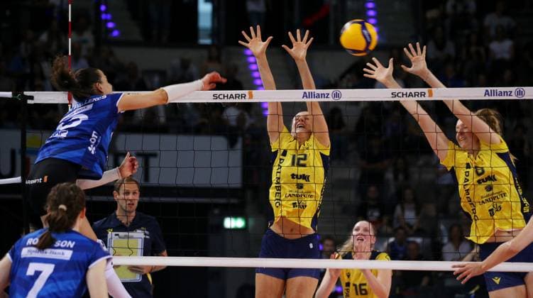 BAU 22 09 2024 Stuttgart Volleyball Supercup Allianz MTV Stuttgart vs SSC Palmberg Schwerin, f l Maria Segura Palleres Stuttgart , Hannah Kohn, Britte Mayke Stuut Schwerin