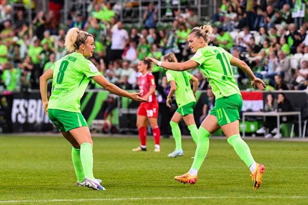 Soccer I Women I Season 2024 2025 I Bundesliga I Matchday 3 I VfL Wolfsburg 1 FC Köln I 22 09 2024 Goal celebration Lena Lattwein 8, VfL Wolfsburg and Alexandra Popp 11, VfL Wolfsburg Wolfsburg AOK Stadion Niedersachsen Germany Copyright: xLobeca InesxHähnelx