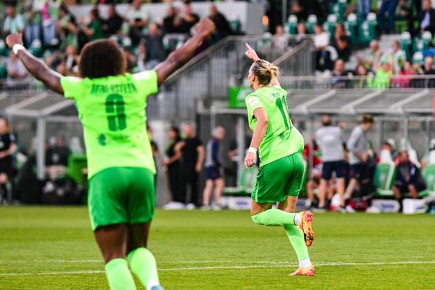 Soccer I Women I Season 2024 2025 I Bundesliga I Matchday 3 I VfL Wolfsburg 1 FC Köln I 22 09 2024 Goal celebration Lineth Beerensteyn 9, VfL Wolfsburg and Alexandra Popp 11, VfL Wolfsburg , Popp scores the goal to equalize the score at 1 1 Wolfsburg AOK Stadion Niedersachsen Germany Copyright: xLobeca InesxHähnelx