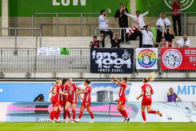 Soccer I Women I Season 2024 2025 I Bundesliga I Matchday 3 I VfL Wolfsburg 1 FC Köln I 22 09 2024 Goal celebration, the Cologne team celebrates the opening goal to make it 1-0 from the visitors perspective in front of the stands with the fans from Cologne Wolfsburg AOK Stadion Niedersachsen Germany Copyright: xLobeca InesxHähnelx