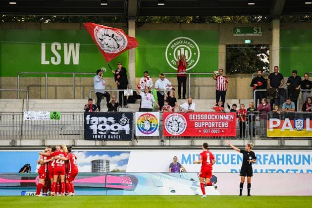 Soccer I Women I Season 2024 2025 I Bundesliga I Matchday 3 I VfL Wolfsburg 1 FC Köln I 22 09 2024 Goal celebration, the Cologne team celebrates the opening goal to make it 1-0 from the visitors perspective in front of the stands with the fans from Cologne Wolfsburg AOK Stadion Niedersachsen Germany Copyright: xLobeca InesxHähnelx