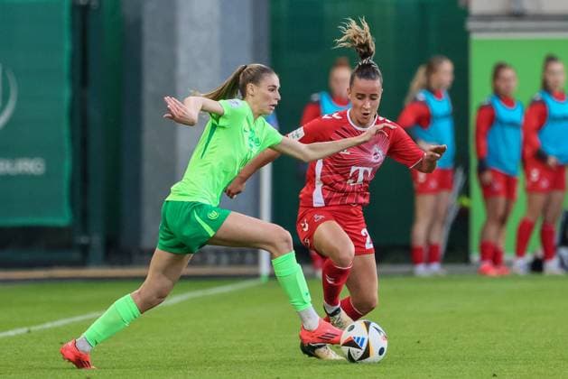 from left Jule Brand VfL Wolfsburg, 29 and Vanessa Leimenstoll 1 FC Köln, 29 in a duel, dynamic, action, action, game scene, THE DFB REGULATIONS PROHIBIT ANY USE OF PHOTOGRAPHS AS IMAGE SEQUENCES AND OR QUASI VIDEO , 22 09 2024, Wolfsburg Germany , Football, Google Pixel Womens Bundesliga, VfL Wolfsburg 1 FC Köln xobx