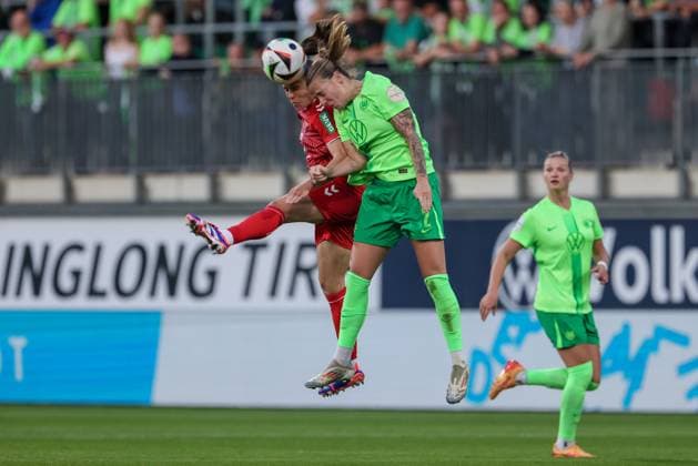 from left Dora Zeller 1 FC Köln, 19 and Lynn Wilms VfL Wolfsburg, 2 in header duel, header, duel, action, action, game scene, THE DFB REGULATIONS PROHIBIT ANY USE OF PHOTOGRAPHS AS IMAGE SEQUENCES AND OR QUASI VIDEO , 22 09 2024, Wolfsburg Germany , Football, Google Pixel Womens Bundesliga, VfL Wolfsburg 1 FC Köln xobx