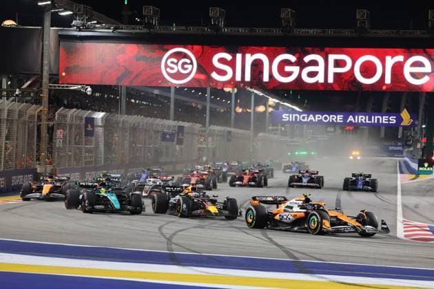 22 09 2024, Marina Bay Street Circuit, Singapore, FORMULA 1 SINGAPORE AIRLINES SINGAPORE GRAND PRIX 2024,in picture Race start , Lando Norris GBR , McLaren F1 Team, Max Verstappen NLD , Oracle Red Bull Racing, Lewis Hamilton GBR , Mercedes AMG Petronas Formula One Team, George Russell GBR , Charles Leclerc MCO , Scuderia Ferrari HP, Fernando Alonso ESP , Aston Martin Aramco Cognizant Formula One Team Defodi 506 20240922 hbr 0043 Defodi-506