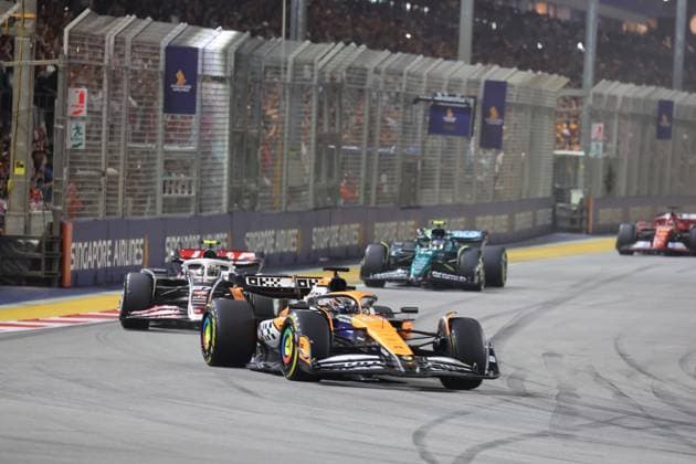 FORMULA 1 SINGAPORE AIRLINES SINGAPORE GRAND PRIX 2024 22 09 2024, Marina Bay Street Circuit, Singapore, FORMULA 1 SINGAPORE AIRLINES SINGAPORE GRAND PRIX 2024,in the picture Oscar Piastri AUS , McLaren F1 Team, Nico Hülkenberg DEU , MoneyGram Haas F1 Team nordphotoxGmbHx xBratic nph00250