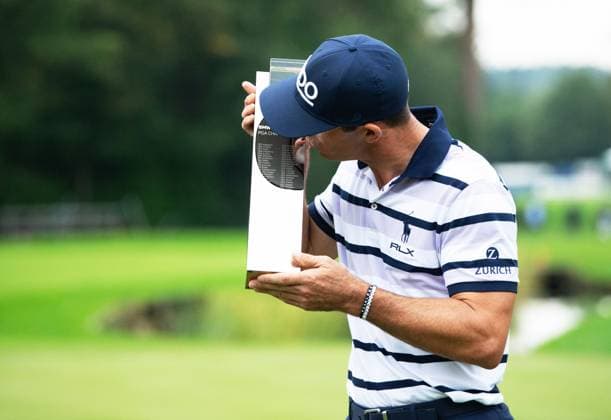 Billy Horschel (USA) kisses the BMW PGA, Golf Herren Championship trophy at Wentworth BMW PGA Championship, Day 4, Virginia Water, UK - 22 Sep 2024  Copyright: xSandraxMailer Shutterstockx 14726303c