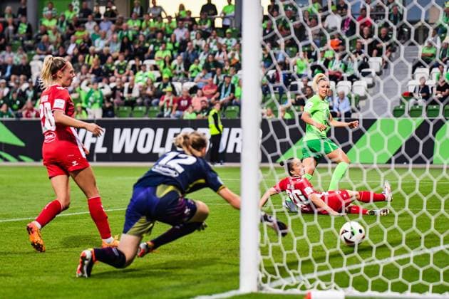 Soccer I Women I Season 2024 2025 I Bundesliga I Matchday 3 I VfL Wolfsburg 1 FC Köln I 22 09 2024 Goal Lena Lattwein 8, VfL Wolfsburg to take a 2 1 lead after she first lets Janina Hechler 28, 1 FC Köln , Paula Hoppe 12, 1 FC Köln, substitute goalkeeper and then Sylwia Matysik 20, 1 FC Köln off Wolfsburg AOK Stadion Niedersachsen Germany Copyright: xLobeca InesxHähnelx