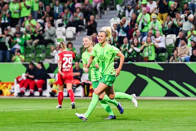 Soccer I Women I Season 2024 2025 I Bundesliga I 3 Matchday I VfL Wolfsburg 1 FC Köln I 22 09 2024 Goal celebration Lena Lattwein 8, VfL Wolfsburg after the leading goal to 2 1 shortly before the break Crop, close-up, portrait, portrait, single photo, single image, body Wolfsburg AOK Stadion Niedersachsen Germany Copyright: xLobeca InesxHähnelx